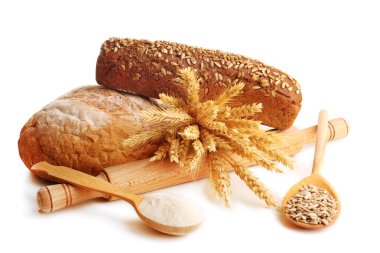 Taze ekmek ile tahta kaşıklar üzerinde beyaz izole buğday, un ve Ayçiçeği tohumları