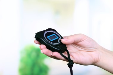 Elektronik Spor Zamanlayıcı üzerinde parlak arka plan bulanık kadın elinde