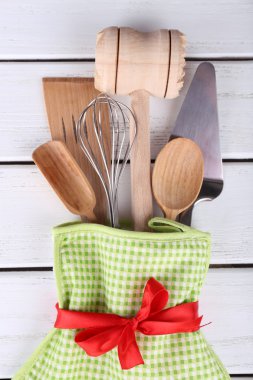 Mutfak eşyaları mitten ahşap arka plan üzerinde içinde dizi