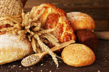 Kulakları ve ahşap arka plan ayçiçeği tohumu ile farklı ekmek