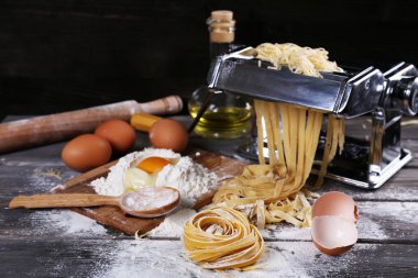 Metal pasta maker Makina ve makarna üzerine ahşap arka plan için malzemeler
