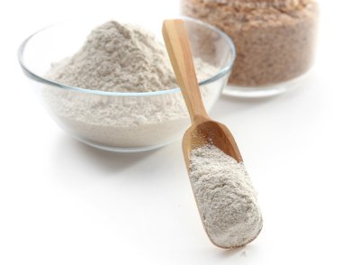 Farklı türleri üzerinde beyaz izole kase un