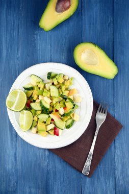 Elma ve kase tablo üzerinde Avokado salatası yakın çekim