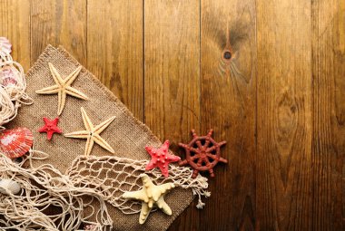 Ahşap arka plan üzerinde çul üzerinde deniz yıldız