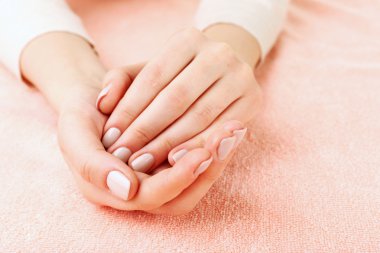 Güzel eller kumaş arka plan üzerinde