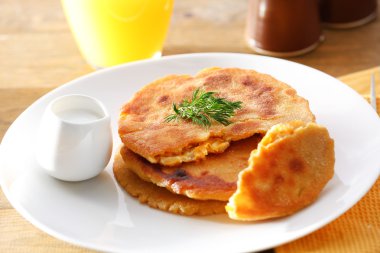 Mısır ekmeği ile doldurma ve bardak suyu ahşap masa arka plan üzerinde yığını