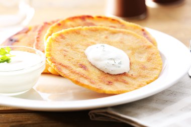 Mısır ekmeği ile doldurma ve bardak suyu ahşap masa arka plan üzerinde yığını