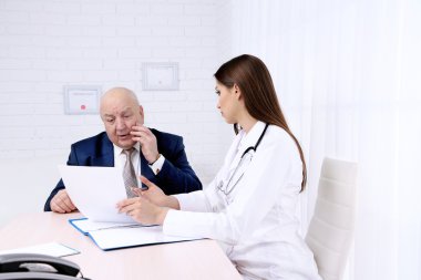 Genç kadın doktor ofisinde alıcı hasta
