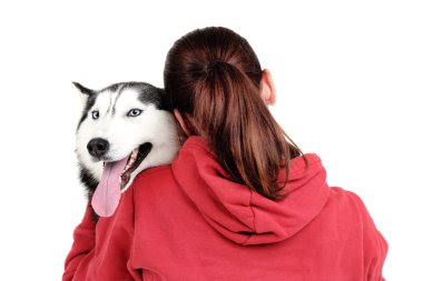 Kadın ve sevimli husky, izole beyaz