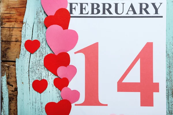 Saint Valentin, 14 février sur calendrier sur fond bois — Photo