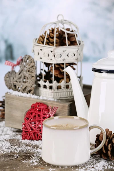 Composición invernal con bebida caliente sobre fondo natural — Foto de Stock