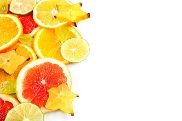 Frutas en rodajas aisladas en blanco — Foto de Stock