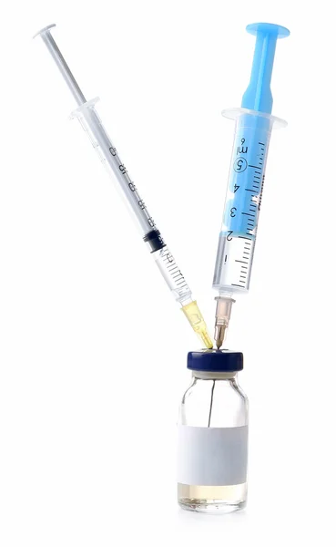Ampola médica com seringas isoladas em branco — Fotografia de Stock