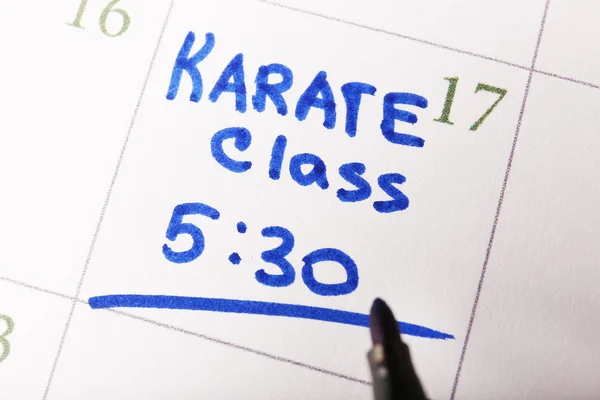 Geschreven van de plan Karate klasse op de achtergrond van de pagina van de kalender — Stockfoto