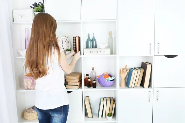 Kvinnan som letar efter något i garderoben, i rum med modern interiör — Stockfoto