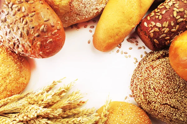Pão fresco com trigo, gergelim e sementes de girassol, close-up — Fotografia de Stock