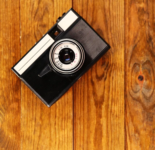Retro foto kamera på trä bakgrund — Stockfoto