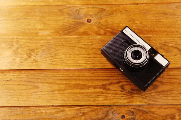 Retro câmera de fotos no fundo de madeira — Fotografia de Stock