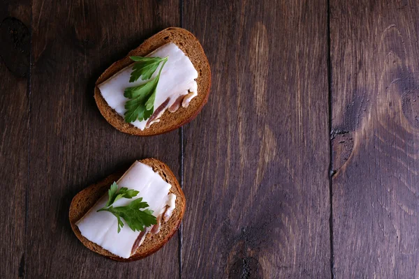 Sandwiches con manteca de cerdo y perejil sobre fondo de madera —  Fotos de Stock