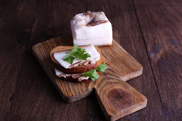 Sandwiches con manteca de cerdo y perejil sobre tabla de cortar sobre fondo de madera — Foto de Stock