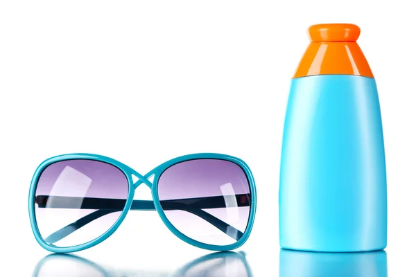 Bottle of suntan cream with sunglasses isolated on white — Stock Photo, Image