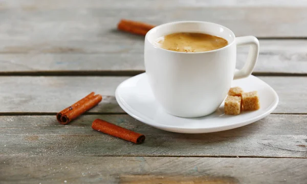 Kopje koffie op tabel close-up — Stockfoto