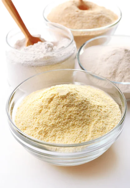 Diferentes tipos de farinha em tigelas de perto — Fotografia de Stock