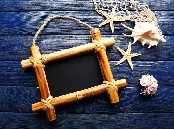 Letrero con concha y estrellas de mar sobre fondo de madera —  Fotos de Stock