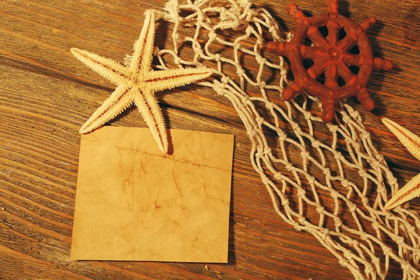 木製の背景に海の星と空のカード — ストック写真