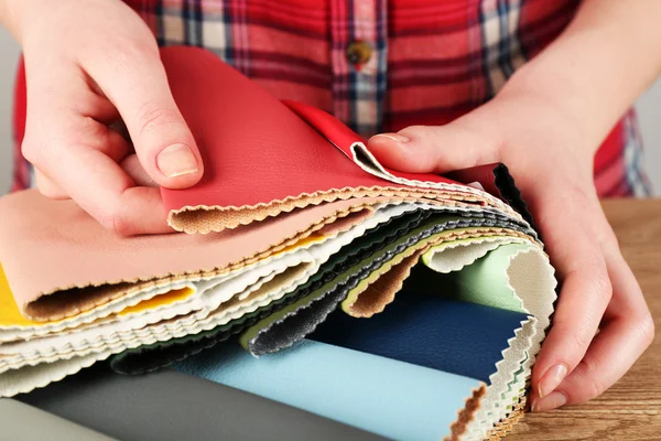 Femme choisit des morceaux de tissu coloré sur la table gros plan — Photo