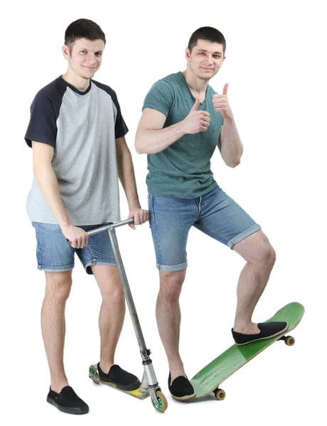 Twee knappe jonge mannen met skate en scooter geïsoleerd op wit — Stockfoto