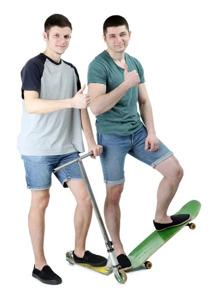 Två stiliga unga män med skate och scooter isolerad på vit — Stockfoto