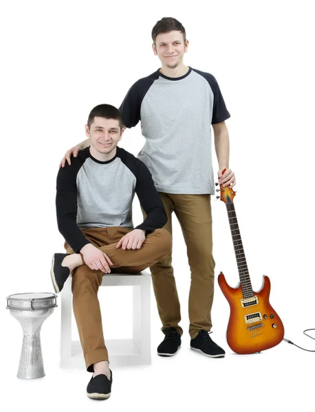 Deux beaux jeunes hommes avec des instruments de musique isolés sur blanc — Photo