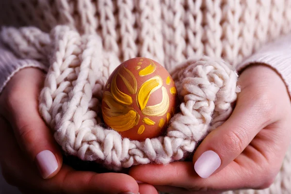 Žena hospodářství velikonoční vajíčko zblízka — Stock fotografie