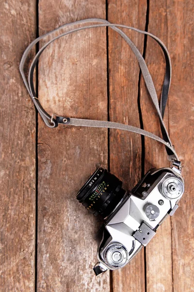 Gamla retro kamera på rustika plankor bakgrund — Stockfoto