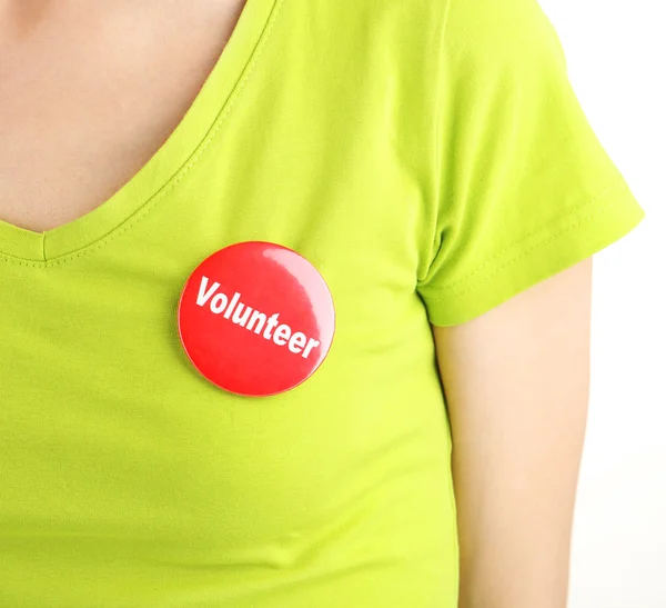 Redondo botón voluntario en la camisa de chica aislada en blanco — Foto de Stock