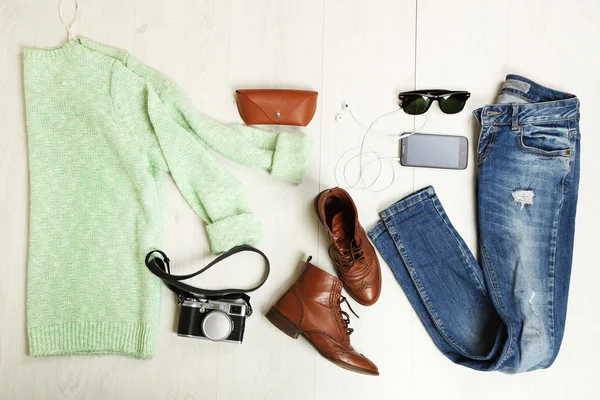 Bodegón de mujer casual. Ropa y accesorios de mujer sobre fondo de madera —  Fotos de Stock