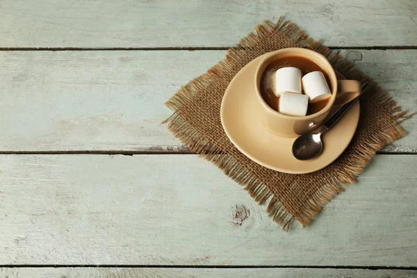 Copo de cacau com marshmallows na cor pranchas de madeira fundo — Fotografia de Stock