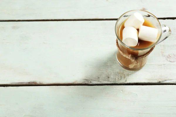 Glas-Tasse Kakao mit Marshmallows auf farbigen Holzplanken Hintergrund — Stockfoto