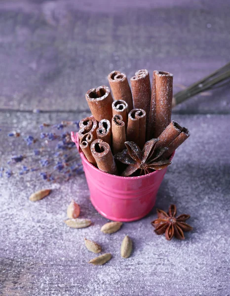 Kruiden met lavendel en gepoederde suiker op een houten tafel achtergrond kleur — Stockfoto