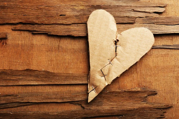Corazón roto sobre fondo rústico de mesa de madera — Foto de Stock