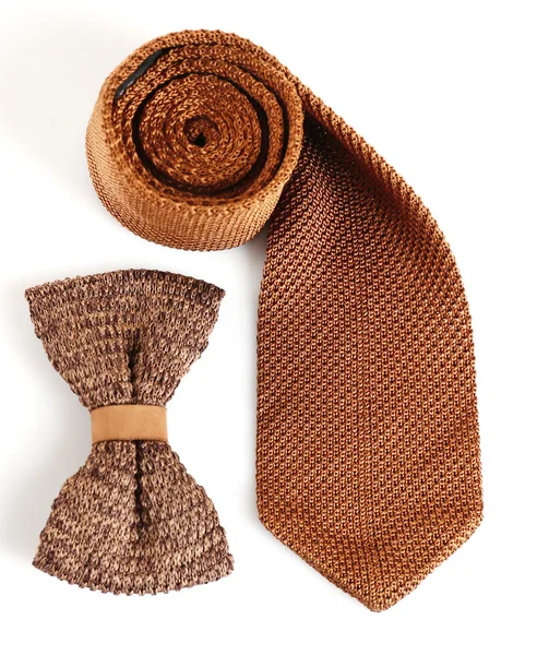 Corbata masculina y pajarita aislada en blanco — Foto de Stock