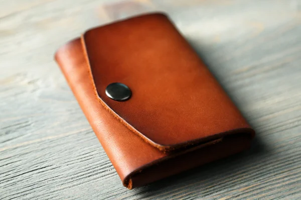 ハンドメイド革男財布上の木製の背景 — ストック写真