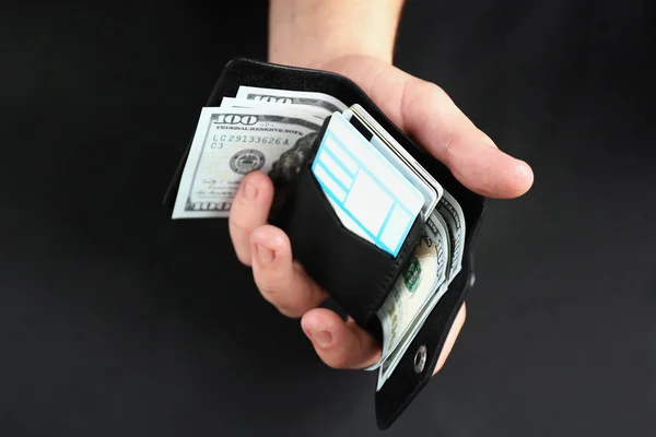 Ember gazdaság kézzel készült bőr pénztárca, pénzzel, fekete háttér — Stock Fotó
