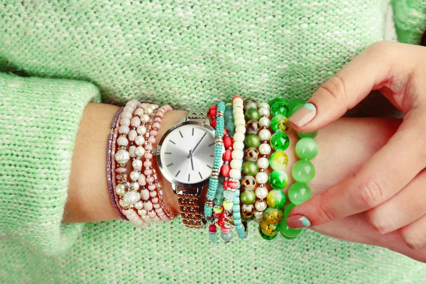 Стильные браслеты и часы на женской руке крупным планом — стоковое фото