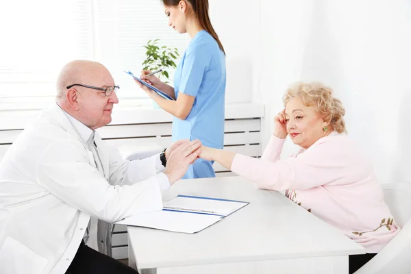 Happy doctors and patient in hospital clinic — Stock Photo, Image