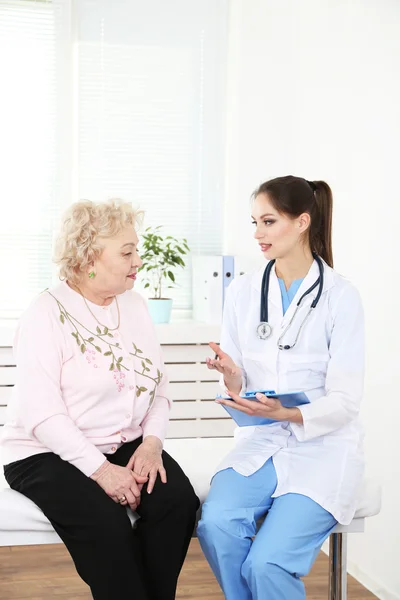 Doctor and patient in hospital clinic — Stock Photo, Image