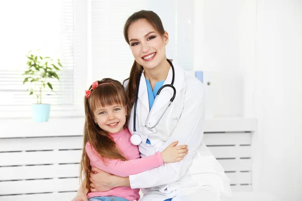 Menina e jovem médico no hospital — Fotografia de Stock