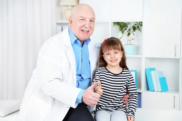 Little girl and old doctor in hospital — Stock Photo, Image