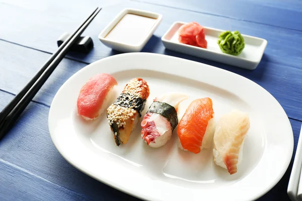 Sushi auf Teller auf Holztischhintergrund — Stockfoto